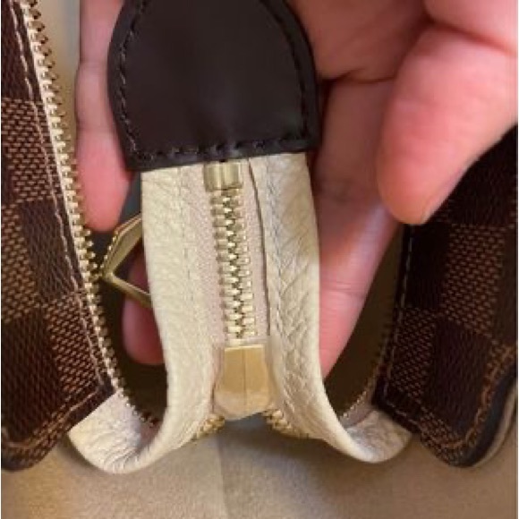 Authentic LV cross body/ shoulder bag. - Picture 9 of 10